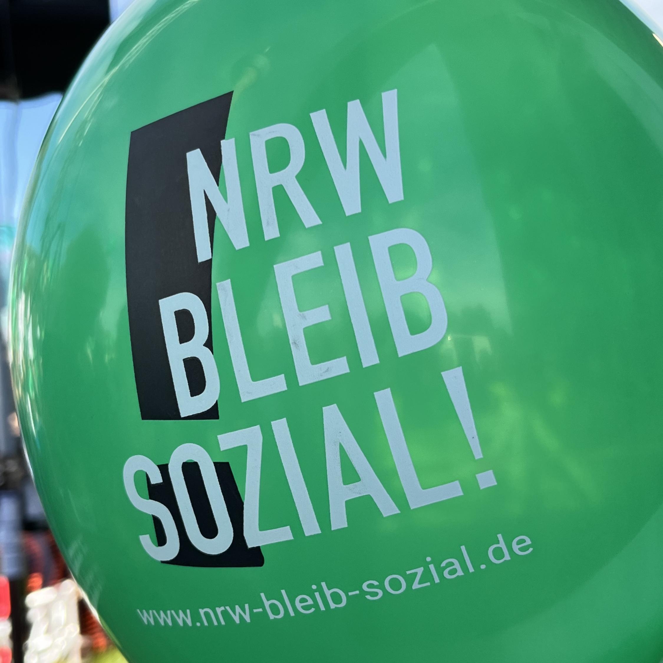 NRW Bleib Sozial Luftballon auf Demo