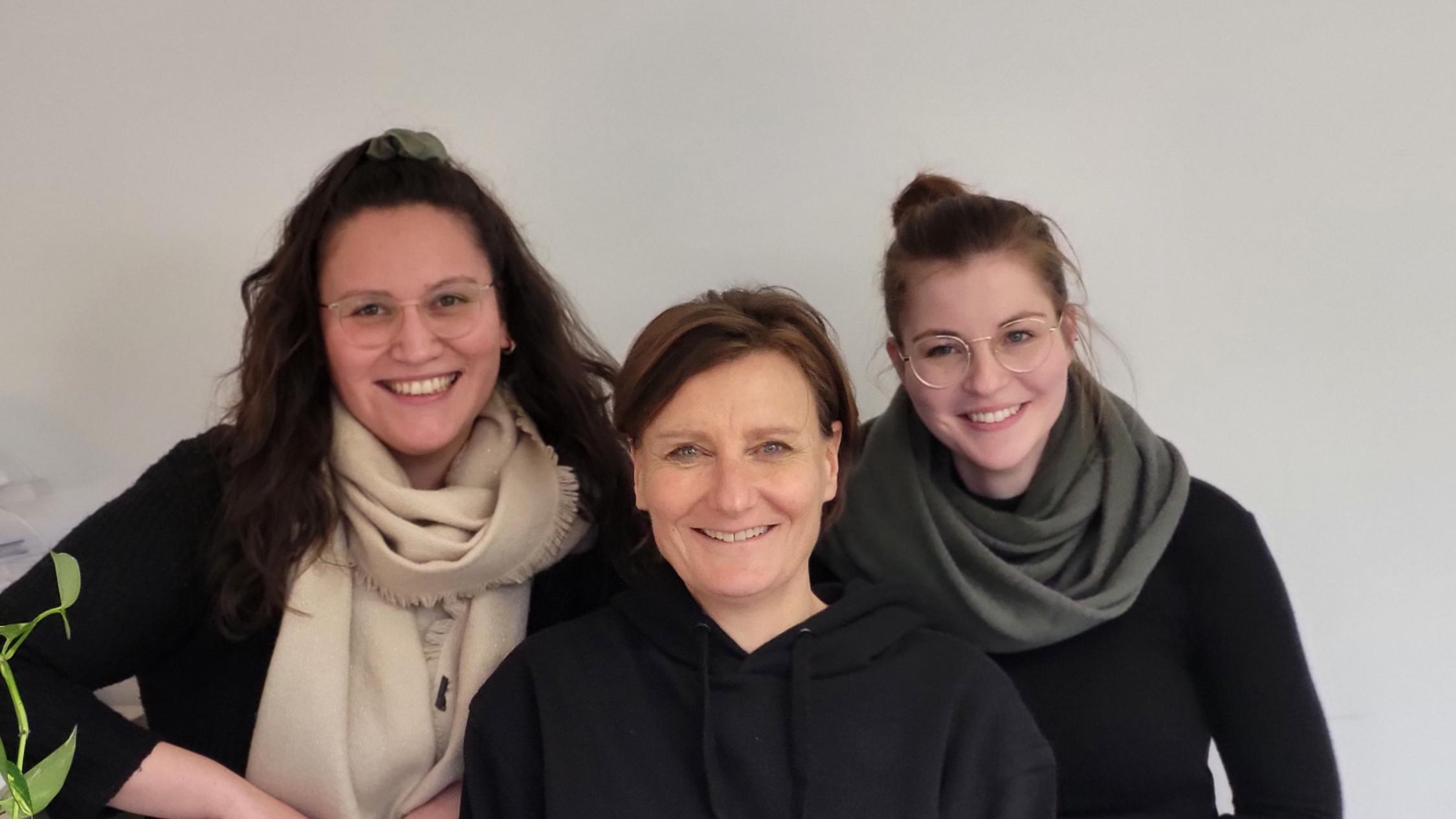 (von links) Catharina Mendoza-Loli (pädagogische Begleitung), Marion Kolmetz (Fachanleiterin), Hannah Lindner (Projektkoordinatorin Computerhilfe)