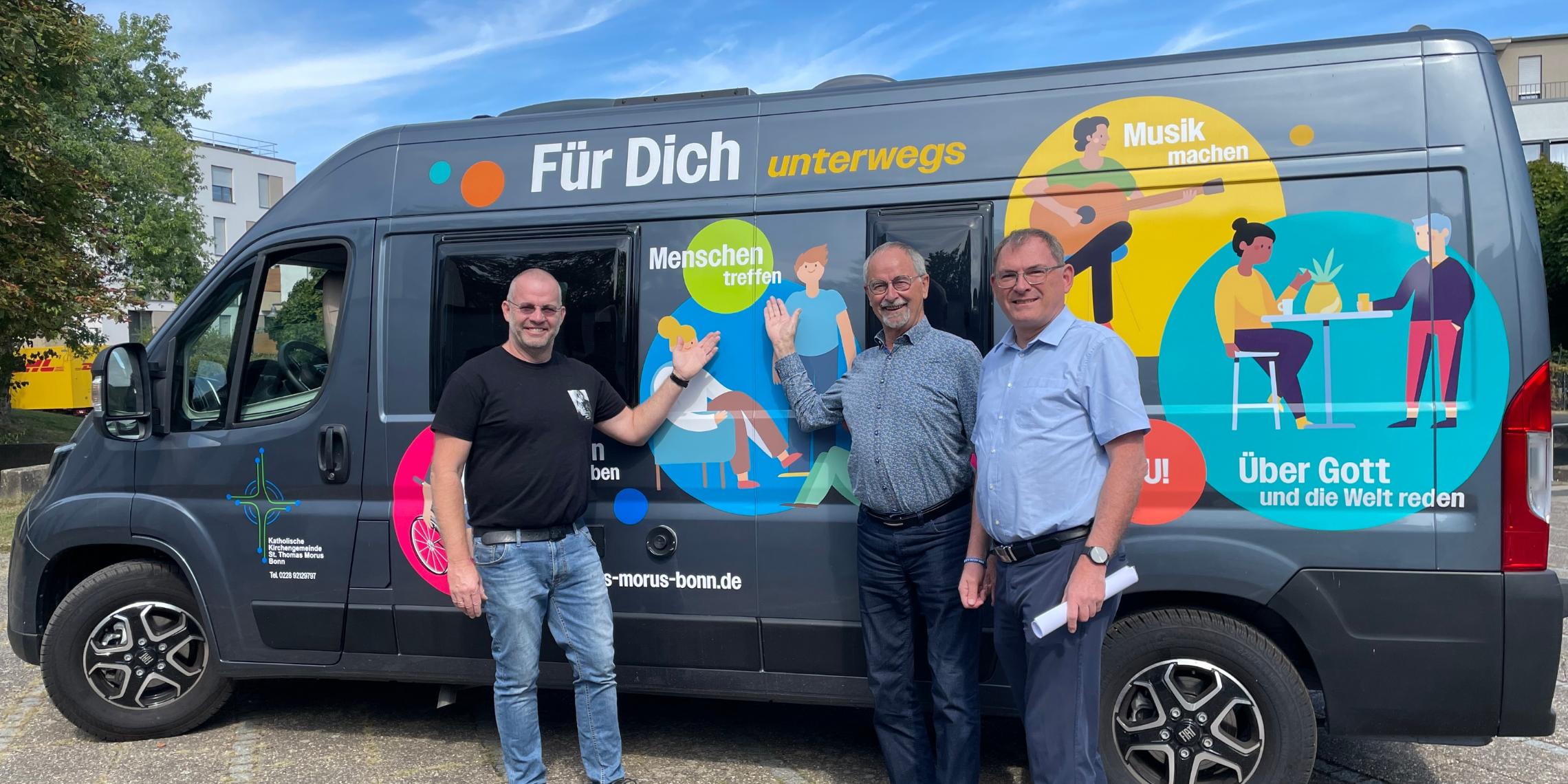 Personen auf dem Foto v.l.n.r.: Diakon Ralf Knoblauch, Helmut Stahl (Vorsitzender des Kuratoriums der caritas stiftung bonn) und Caritasdirektor Jean-Pierre Schneider.