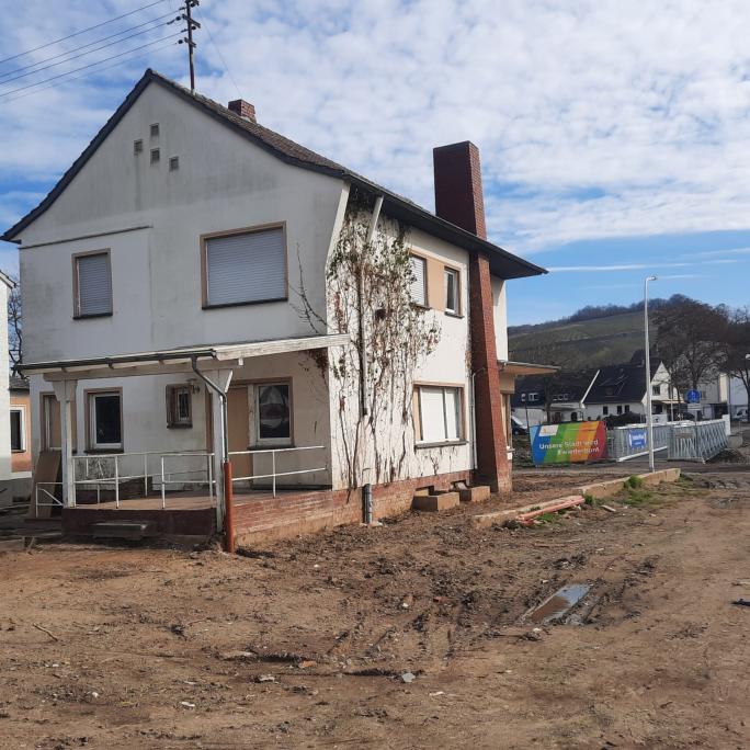 Haus mit Brücke_Bauberatung_Hochwasser_Ahr_Caritas_Bonn_Spenden