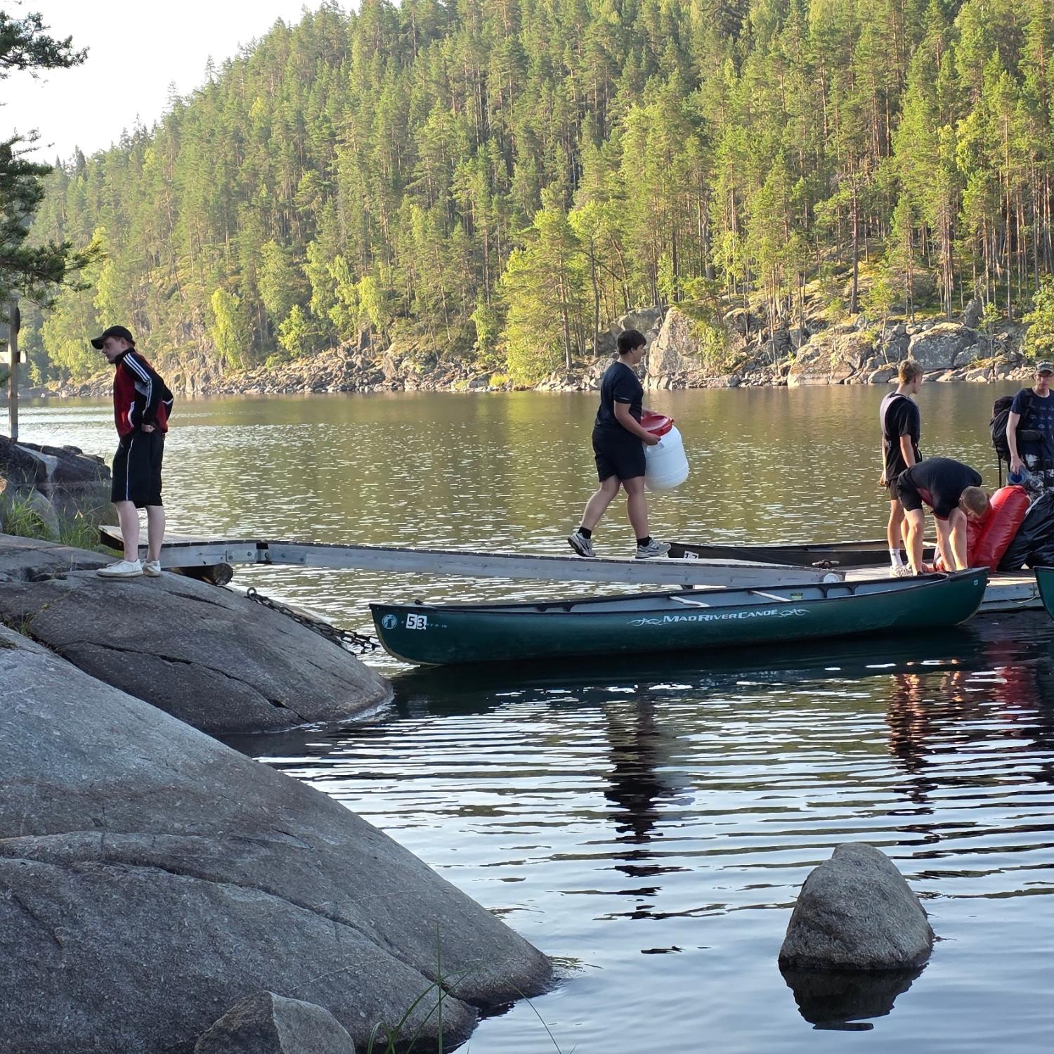 Jeden Morgen packen die Teilnehmer*innen die Kanus für die anstehende Tour. Bis zu 20 Kilometer legen sie zurück, bis sie am nächsten Camp Ground Station machen. 