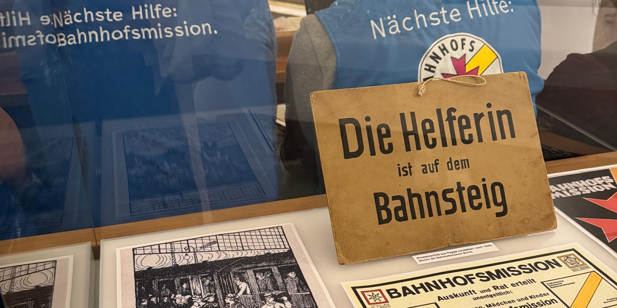Helferin auf dem Bahnsteig