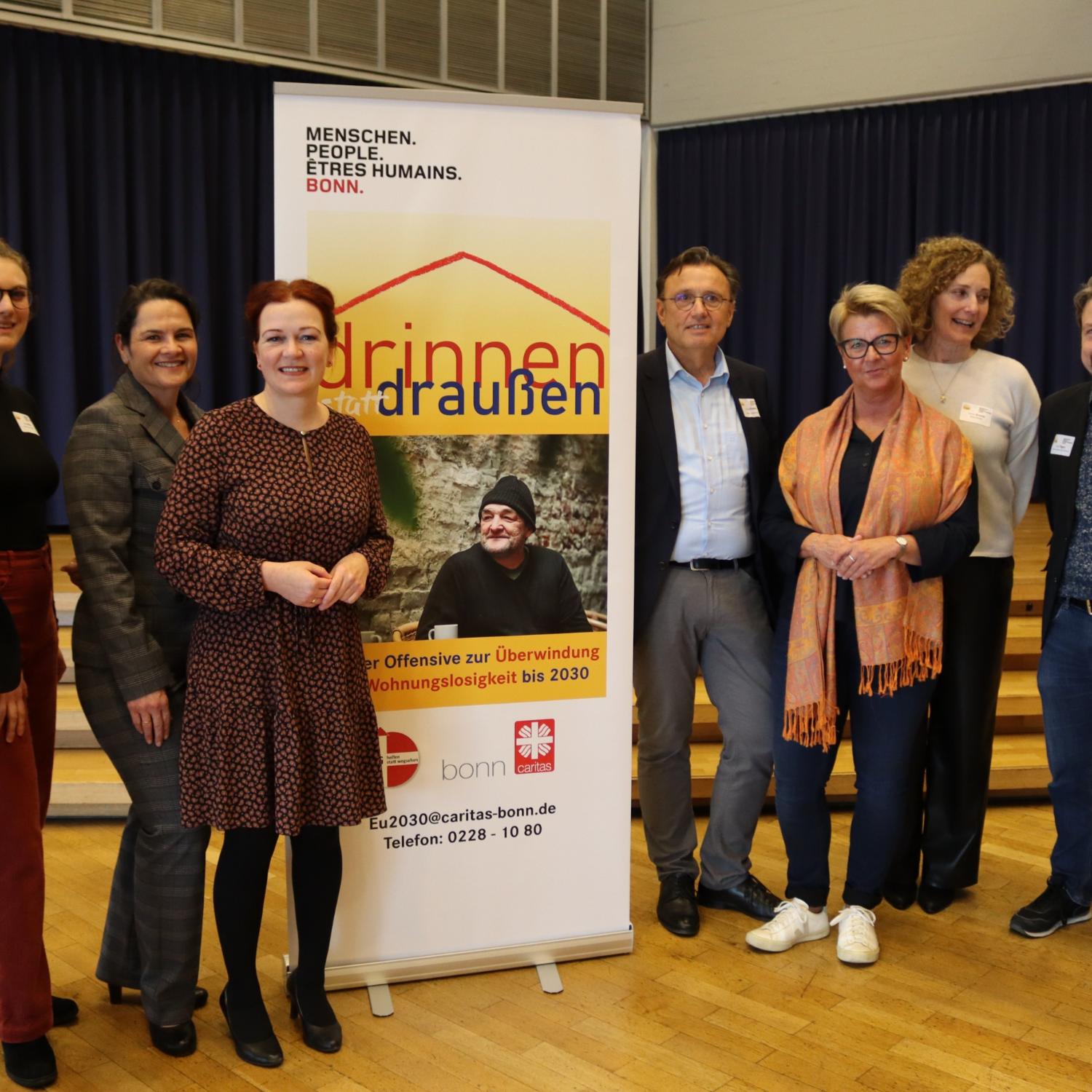 Gemeinsam gegen Wohnungslosigkeit: (v.l.) Caritasdirektor Jean-Pierre Schneider, Helena Marx und Munirae Gharevi von der Geschäftsstelle der Offensive, Oberbürgermeisterin Katja Dörner, Gerhard Roden vom Fachbereich Wohnungslosigkeit der Caritas, Sozialamtsleiterin Anja Ramos, Sozialdezernentin Carolin Krause, Abteilungsleiter Sozialamt Peter Tilgen und VfG-Geschäftsführerin Nelly Grunwald.