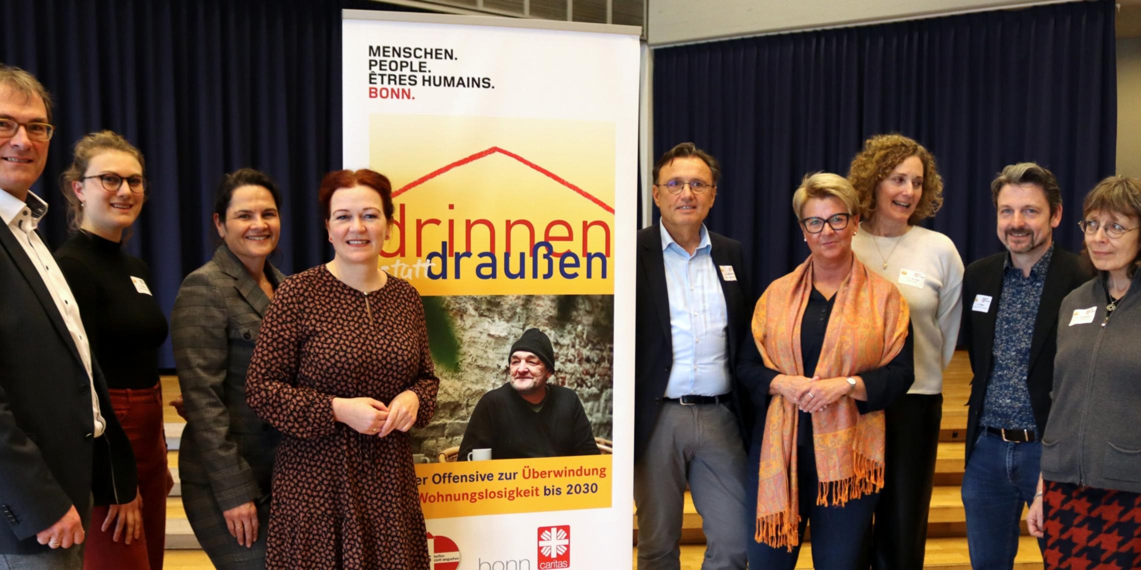 Gemeinsam gegen Wohnungslosigkeit: (v.l.) Caritasdirektor Jean-Pierre Schneider, Helena Marx und Munirae Gharevi von der Geschäftsstelle der Offensive, Oberbürgermeisterin Katja Dörner, Gerhard Roden vom Fachbereich Wohnungslosigkeit der Caritas, Sozialamtsleiterin Anja Ramos, Sozialdezernentin Carolin Krause, Abteilungsleiter Sozialamt Peter Tilgen und VfG-Geschäftsführerin Nelly Grunwald.