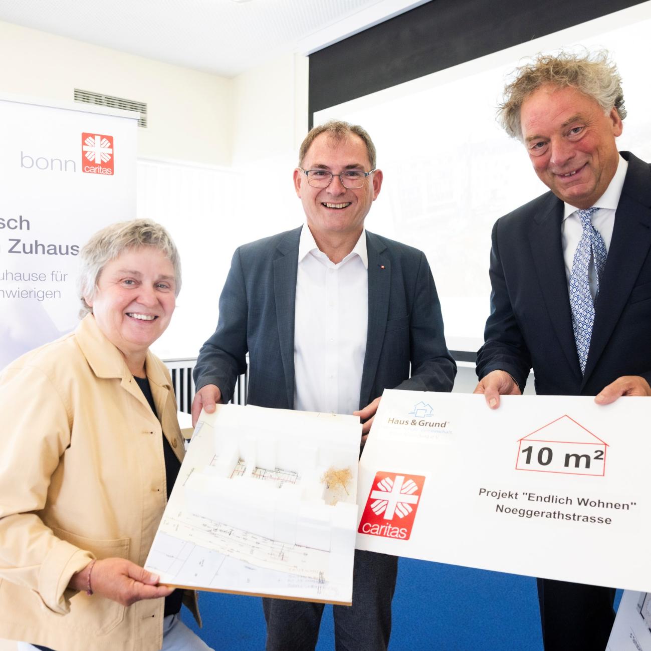 Anita Schönenberg, Jean-Pierre Schneider und Dirk Vianden bei der Spendenübergabe (Foto: Meike Böschemeyer)