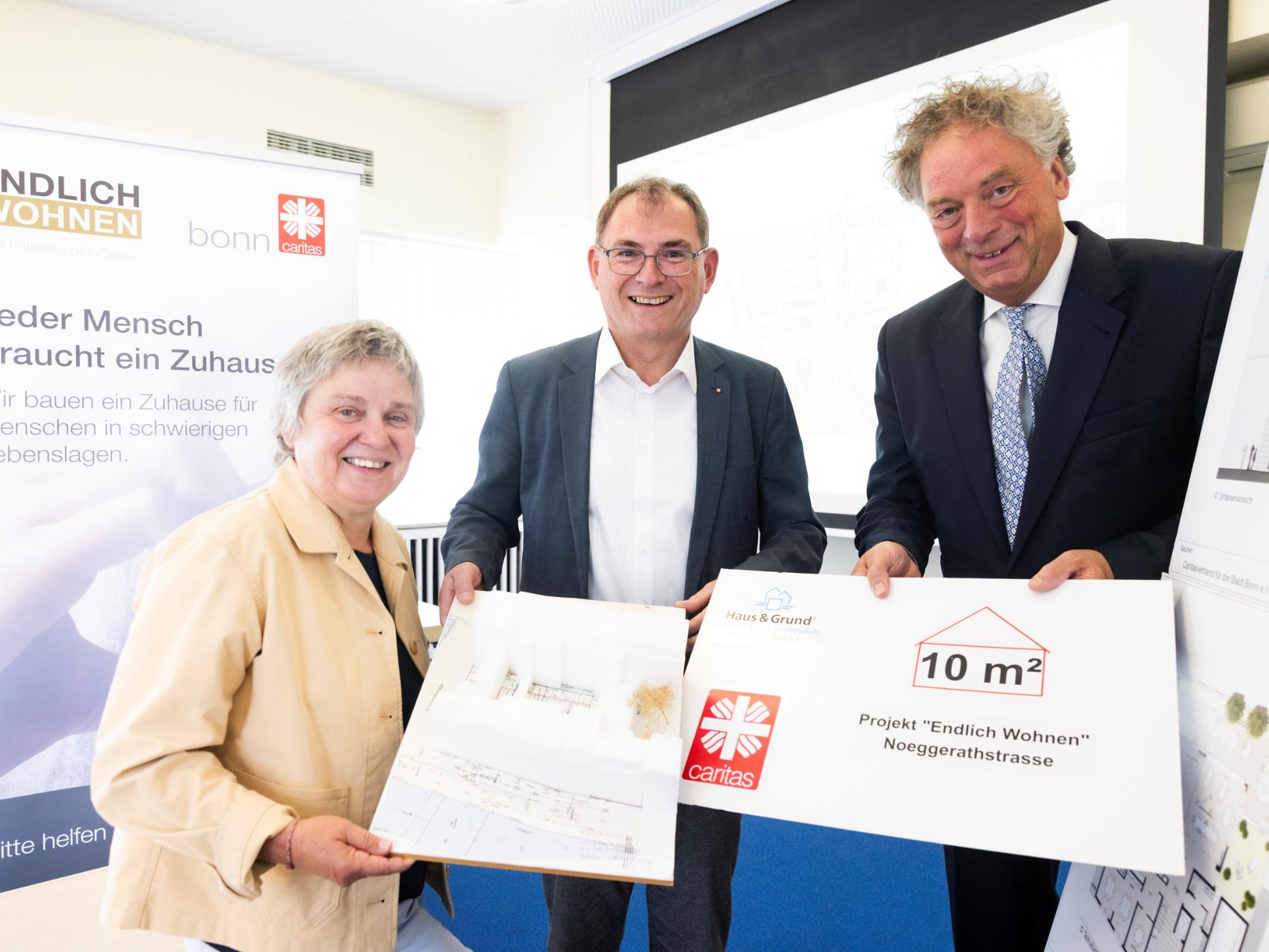 Anita Schönenberg, Jean-Pierre Schneider und Dirk Vianden bei der Spendenübergabe (Foto: Meike Böschemeyer)